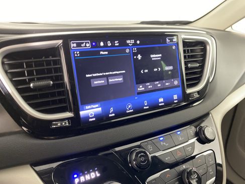 Used 2024 Chrysler Pacifica Touring-L image 28