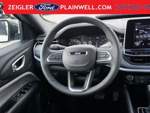 Used 2025 Jeep Compass Latitude AWD/4WD image 13