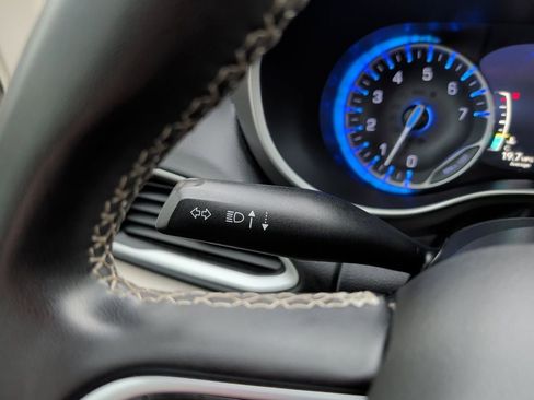 Used 2022 Chrysler Pacifica Touring-L FWD image 19