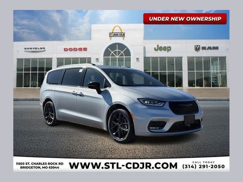 New 2026 Chrysler Pacifica Limited w/ Uconnect Theater Family Group FWD image 1