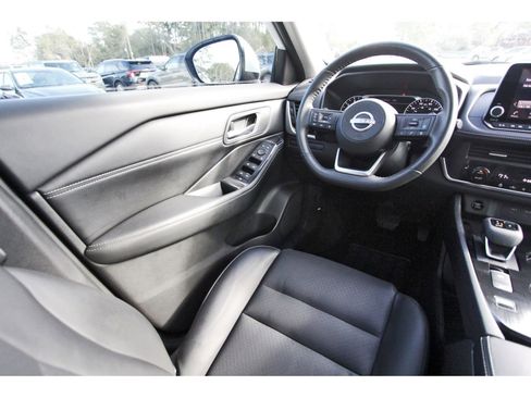 Used 2024 Nissan Rogue SV w/ SV Premium Package image 11
