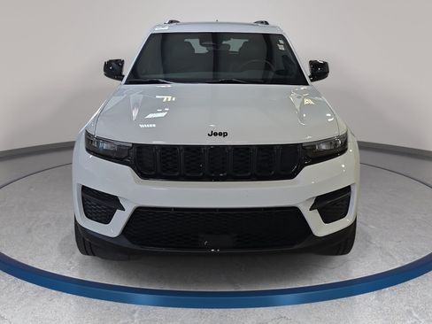 Used 2023 Jeep Grand Cherokee Altitude AWD/4WD image 3