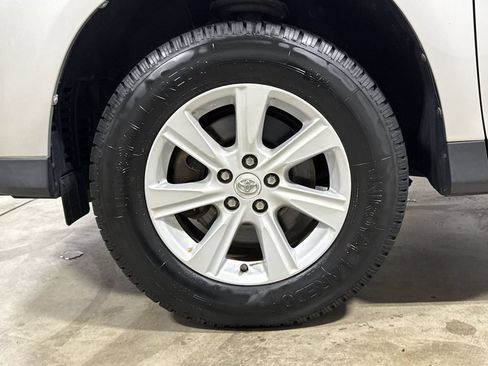 Used 2012 Toyota Highlander SE w/ Tow Pkg FWD image 27