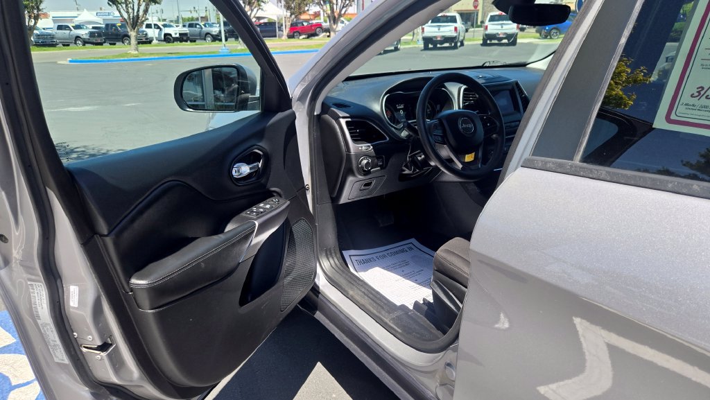 Used 2021 Jeep Cherokee Latitude AWD/4WD image 10
