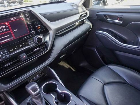 Certified 2022 Toyota Highlander XLE image 27