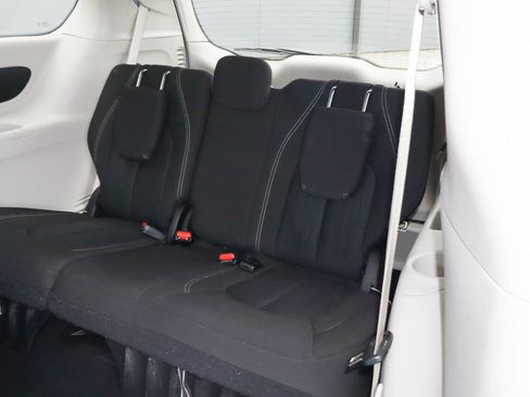 Used 2023 Chrysler Voyager LX image 9