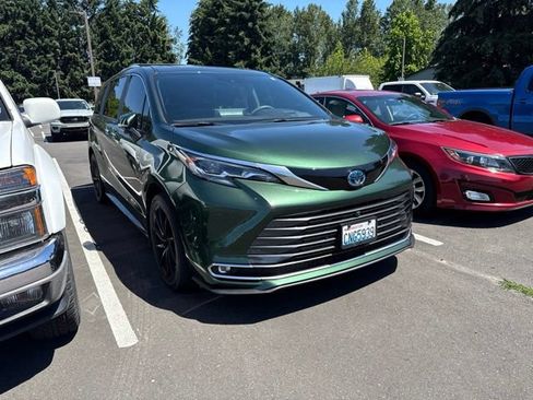 Used 2024 Toyota Sienna Platinum AWD/4WD image 2