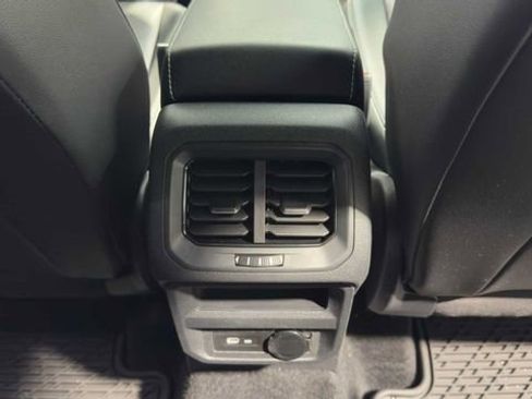 Used 2024 Volkswagen Tiguan SE R-Line image 17