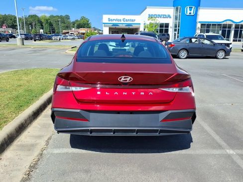 Used 2025 Hyundai Elantra SE FWD image 4