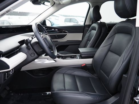 Used 2025 Lincoln Nautilus Premier image 9