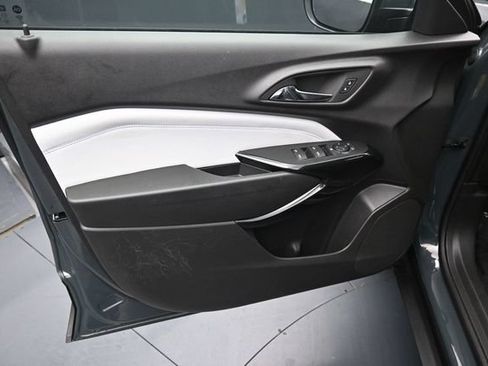 Used 2025 Chevrolet Trax LT FWD image 14