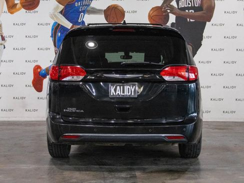 Used 2019 Chrysler Pacifica Touring-L image 22