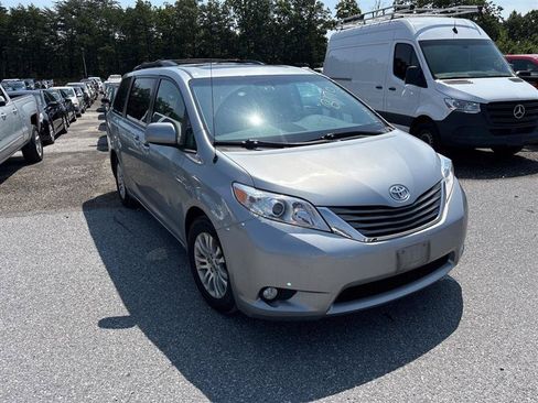 Used 2014 Toyota Sienna XLE FWD image 1