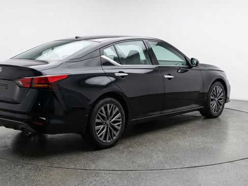 Used 2025 Nissan Altima 2.5 SV FWD image 9