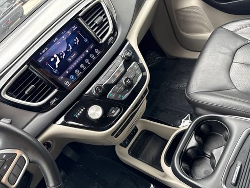 Used 2020 Chrysler Pacifica Touring-L Plus FWD image 29