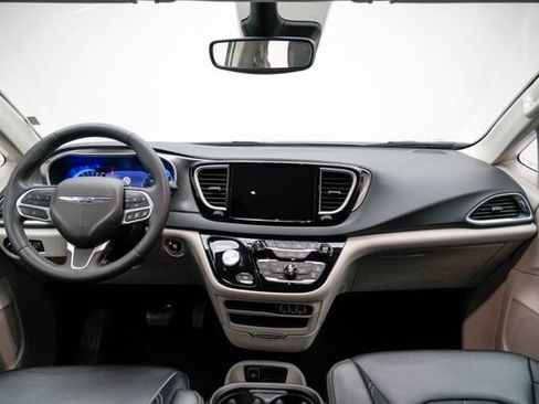 Used 2024 Chrysler Pacifica Touring-L image 27