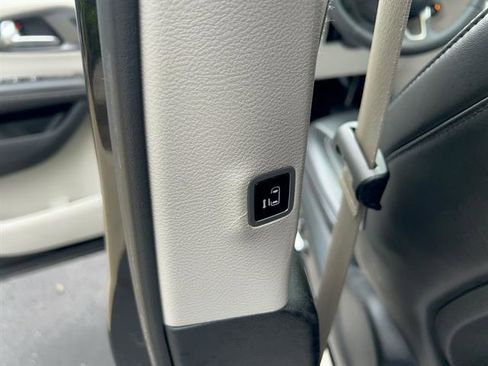 Used 2023 Chrysler Pacifica Touring-L FWD image 15