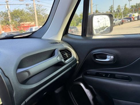 Used 2022 Jeep Renegade Latitude AWD/4WD image 22