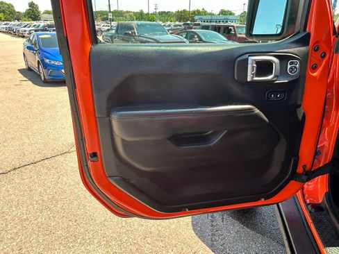 Used 2018 Jeep Wrangler Unlimited Rubicon w/ LED Lighting Group AWD/4WD image 14