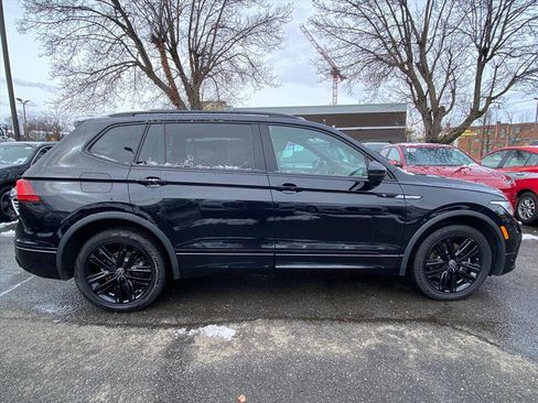 Certified 2022 Volkswagen Tiguan SE R-Line image 2