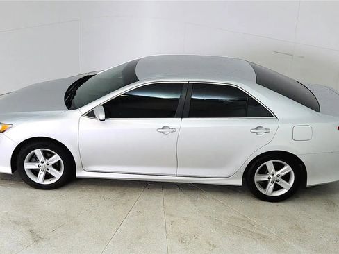Used 2012 Toyota Camry SE FWD image 16