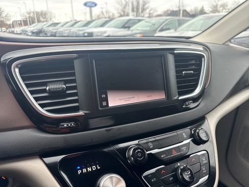 Used 2023 Chrysler Voyager LX image 28