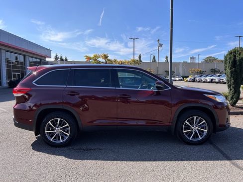 Used 2019 Toyota Highlander XLE AWD/4WD image 8