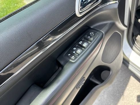 Used 2017 Jeep Grand Cherokee Trailhawk AWD/4WD image 11