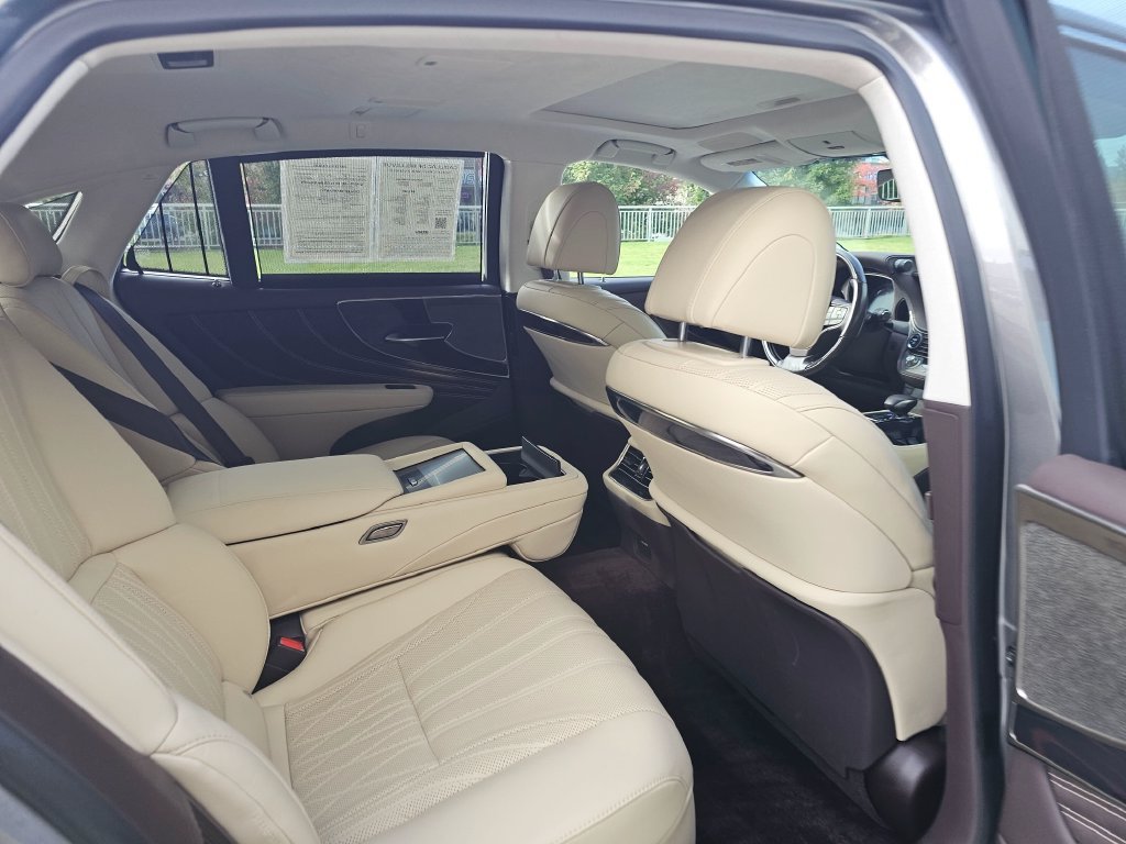 Used 2018 Lexus LS 500h AWD w/ Luxury Package image 14