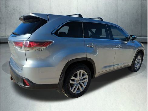 Used 2016 Toyota Highlander LE image 5