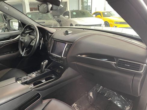 Used 2019 Maserati Levante image 32