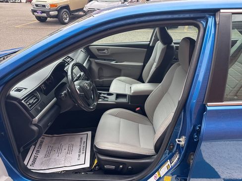 Used 2017 Toyota Camry SE w/ Moonroof Package FWD image 16
