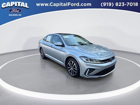 Used 2025 Volkswagen Jetta SE FWD image 2
