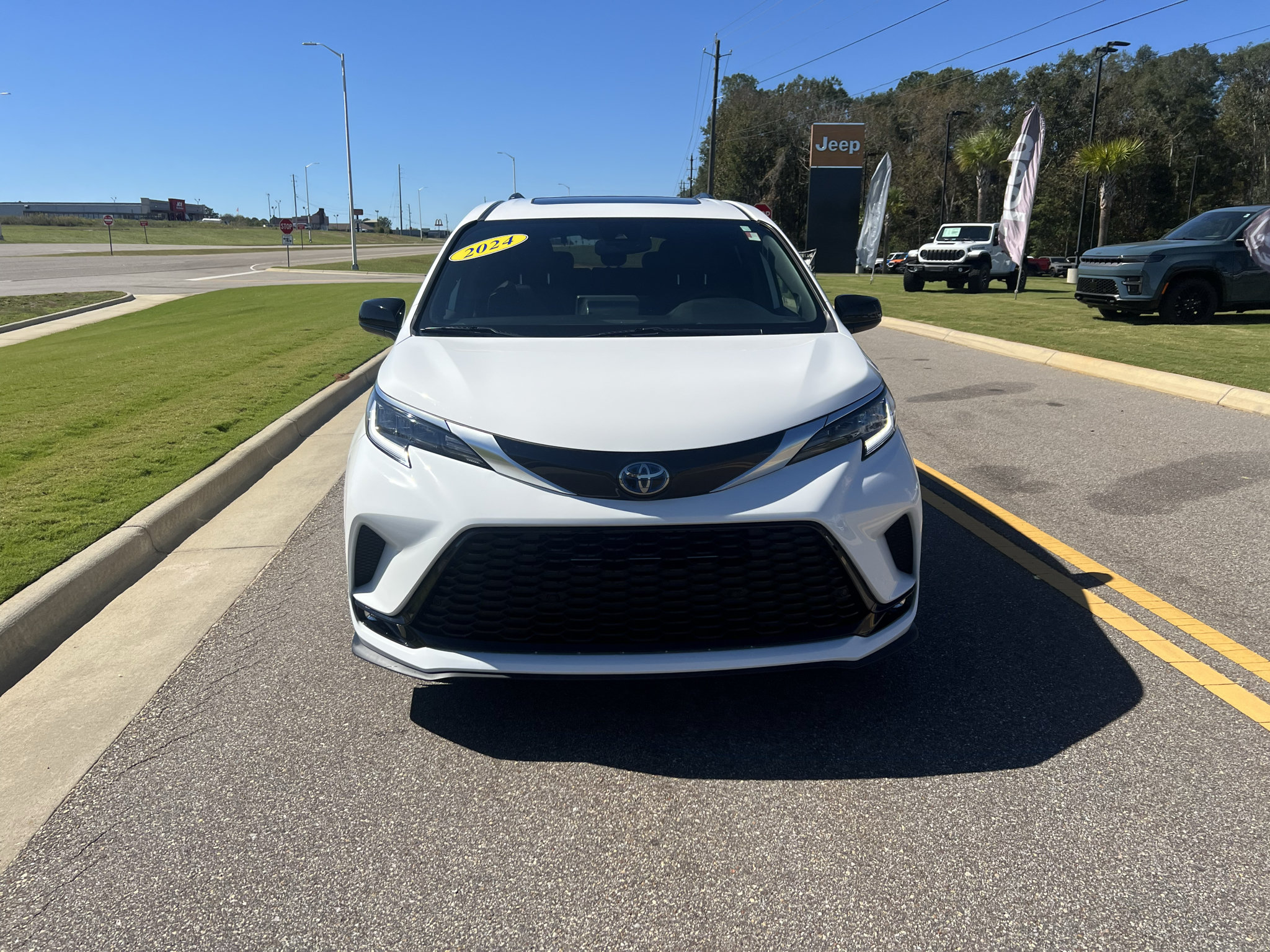 Used 2024 Toyota Sienna XSE w/ XSE Plus Package FWD image 2