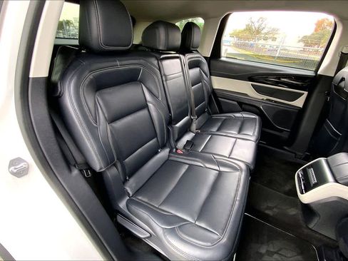 Used 2024 Lincoln Nautilus Premier image 18