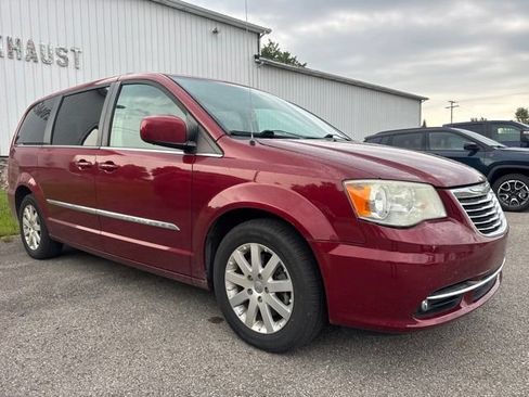 Used 2014 Chrysler Town & Country Touring FWD image 7
