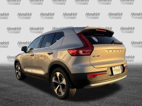 Used 2025 Volvo XC40 B5 Plus image 8