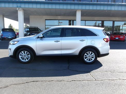 Used 2019 Kia Sorento AWD V6 image 2