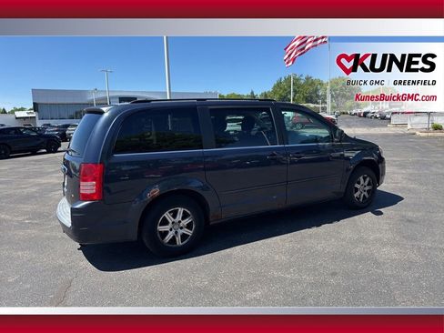 Used 2008 Chrysler Town & Country Touring FWD image 9
