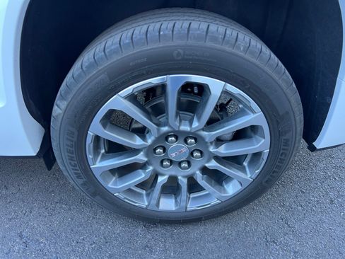 Used 2021 GMC Acadia Denali w/ Denali Technology Package FWD image 11