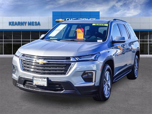 Used 2023 Chevrolet Traverse LT image 3