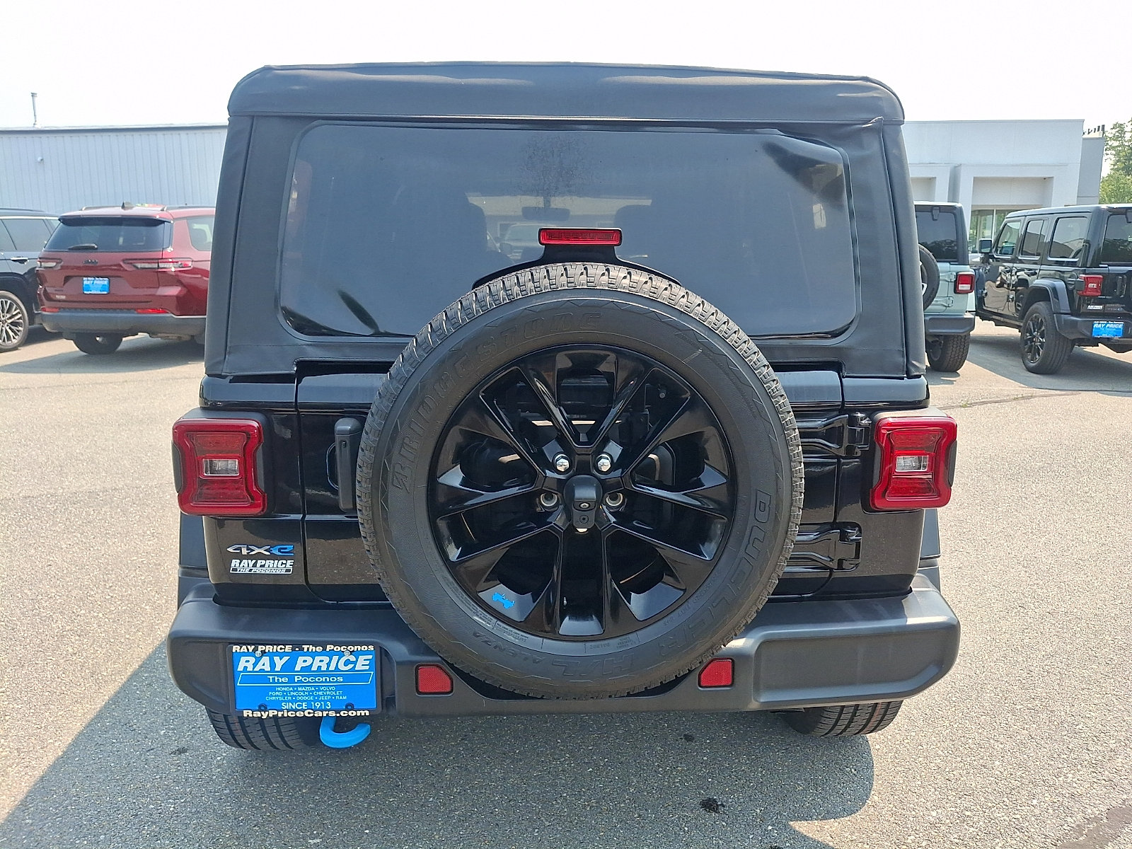 Used 2023 Jeep Wrangler Unlimited Sahara AWD/4WD image 5