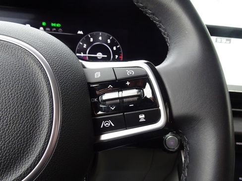 Used 2023 Kia Carnival SX image 22