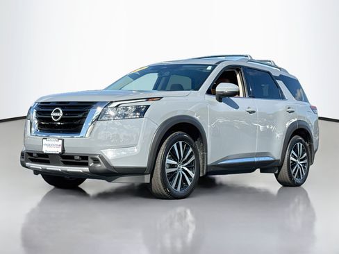 Certified 2025 Nissan Pathfinder Platinum AWD/4WD image 3
