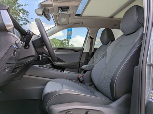 New 2026 Volkswagen Tiguan SE FWD image 2