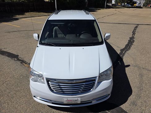 Used 2015 Chrysler Town & Country Touring FWD image 12