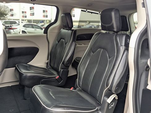 Used 2023 Chrysler Pacifica Limited FWD image 28