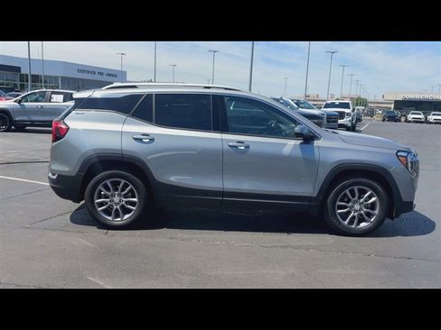 Used 2023 GMC Terrain SLT w/ Infotainment Package II FWD image 9