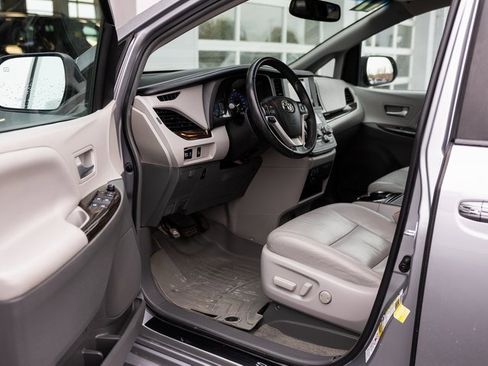 Used 2017 Toyota Sienna XLE image 22