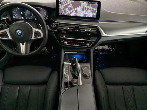 Used 2023 BMW 530e w/ M Sport Package image 3